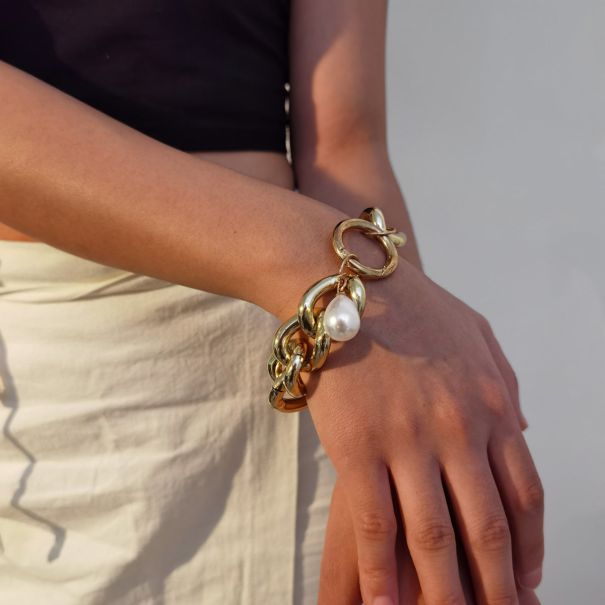 Exaggerated Hollow Aluminum Chain Baroque Pearl Bracelet